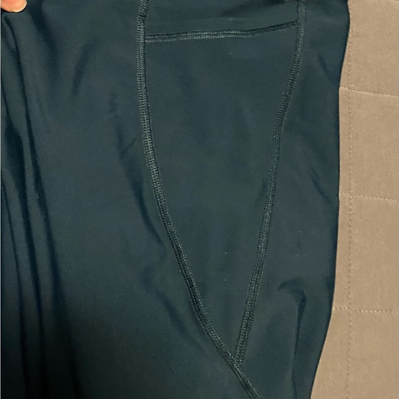 Old Navy athletic leggings with pockets - Picture 4 of 5